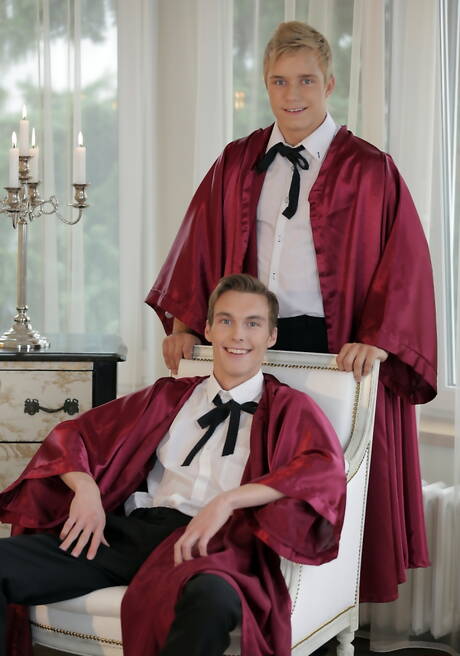 Mięsisty Carl Ross i czeski młodzieniec Mike James ruchają się w dupę po ssaniu