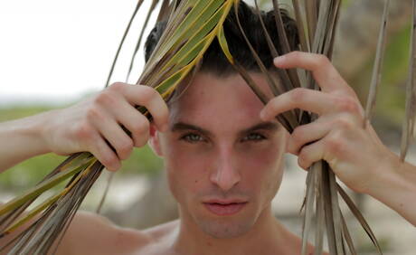 若い男フェリペ・エスキベルとドイツの美しい少年ジョニー・クルスが黒人と白人のアナルセックスを屋外で