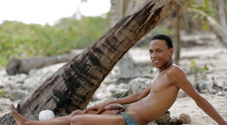 年輕花花公子 Felipe Esquivel 和德國帥哥 Johny Cruz 在戶外進行黑白肛交