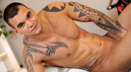 Le beau garçon allemand Johny Cruz et le musclé Tom Crua se sucent et se baisent