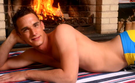 Der heiße englische Twink Louis Blakeson und der junge Ungar Orlando White ficken nach dem Saugen in den Arsch