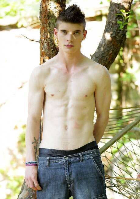 De jonge Alexander Dorch en de Slowaakse jongen Tim Law in een hete homoseksuele scène buiten