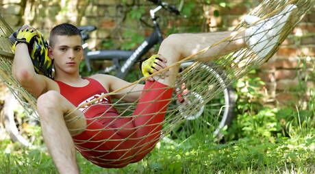 Der junge Alexander Dorch und der slowakische Junge Tim Law in einer heißen homosexuellen Szene im Freien