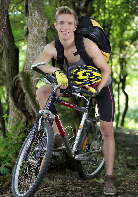 Seksowny Johny Cruz, Mike James i Sven Laarson ruchają tyłek na zewnątrz