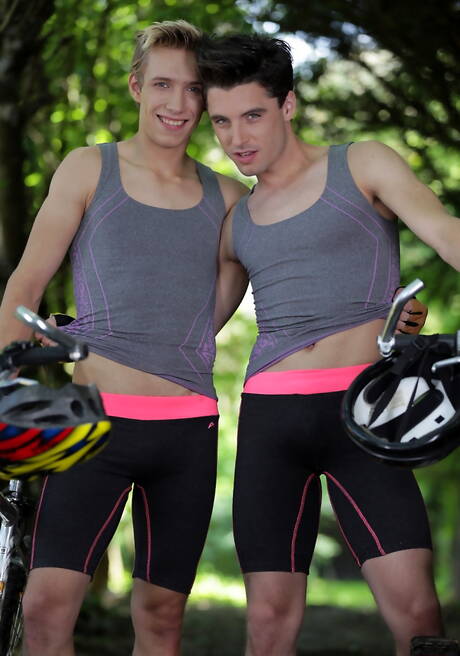 Sexy Johny Cruz, Mike James und Sven Laarson bohren draußen einen Arsch