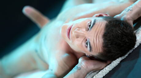 捷克色情明星身材魁梧的 Sam Williams 和身材魁梧的 Shane Barret 在吸吮後操弄屁股