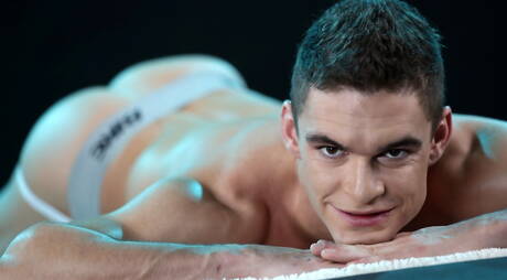 捷克色情明星身材魁梧的 Sam Williams 和身材魁梧的 Shane Barret 在吸吮後操弄屁股