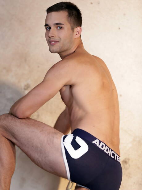 性感的班傑明鄧恩、強尼克魯茲和山姆威廉斯在戶外進行熱辣三人肛交