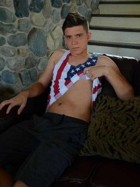 ラテン系の若いエイドリアン・リバーズとスロバキアのホットなトゥインクのティム・ローが愛し合う