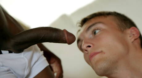 Piękny chłopak Billy Ricardo i młody czeski koleś Mike James ruchają międzyrasowy tyłek po ssaniu kutasa