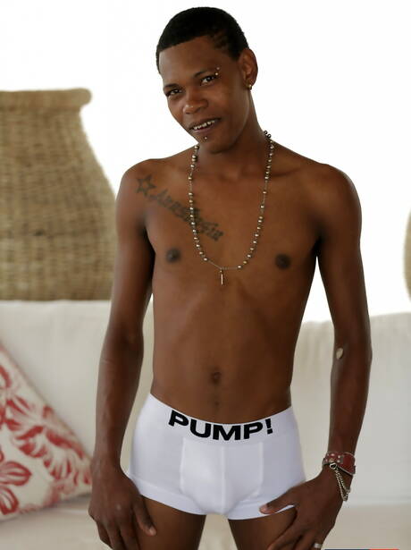 Der schöne Junge Billy Ricardo und der junge Tscheche Mike James ficken nach dem Schwanzlutschen interracial in den Arsch