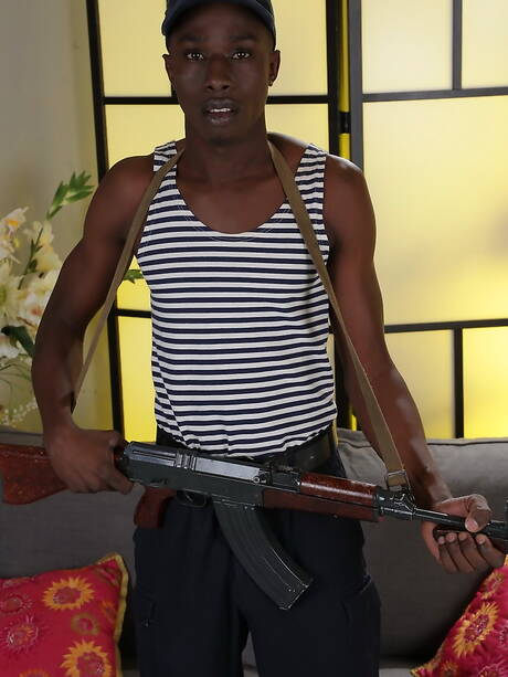 黒人の美しい少年アレハンドロ・マルベナとスロバキアの少年ウィル・シムズは、異人種間のアナルセックスを楽しんでいます