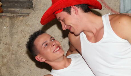 いやらしい男たち、フランシスコ・ラック、サム・ブルックス、ダニエル・ブルックスが熱い3Pアナルファックアクションを披露