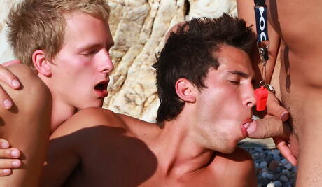 Zwei gut gebaute Tschechen, Mathew Ross und der heiße Twink Nicolas Cruz, haben nach einem Strandspaziergang Analsex