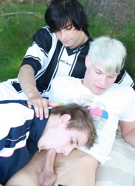 ragazzi sexy Nick Kelson, Ben Rain e Julien Adagio in un caldo sesso anale a tre all