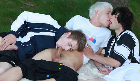 ragazzi sexy Nick Kelson, Ben Rain e Julien Adagio in un caldo sesso anale a tre all