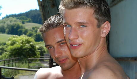 Le jeune garçon David et le minet chaud Pepino ont une bonne fellation en extérieur