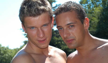 Le jeune garçon David et le minet chaud Pepino ont une bonne fellation en extérieur