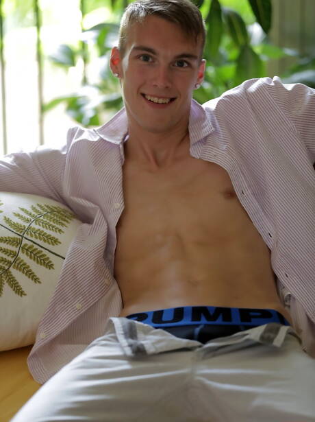 Piękny chłopak Fabian Baptiste i młody Czech Mike James ruchają się po międzyrasowym ssaniu kutasa