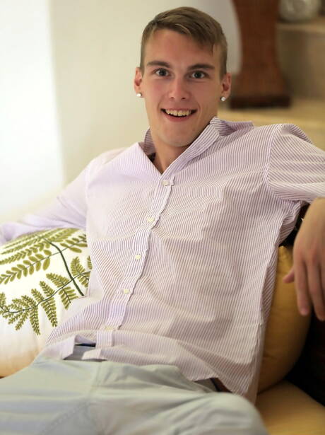 Piękny chłopak Fabian Baptiste i młody Czech Mike James ruchają się po międzyrasowym ssaniu kutasa