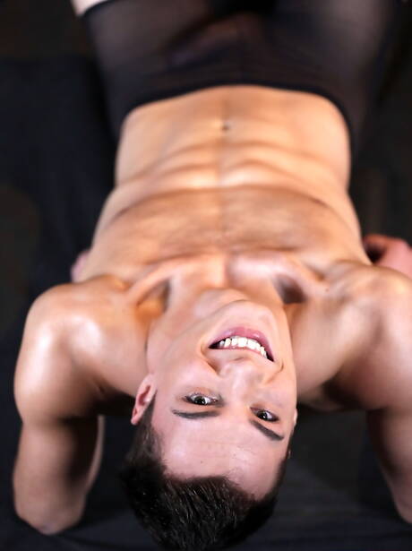 Czech strongman Sam Williams and young Troy Vara have a good anal sex with fisting