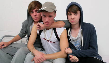 Gespierde amateur in harde trio-seks