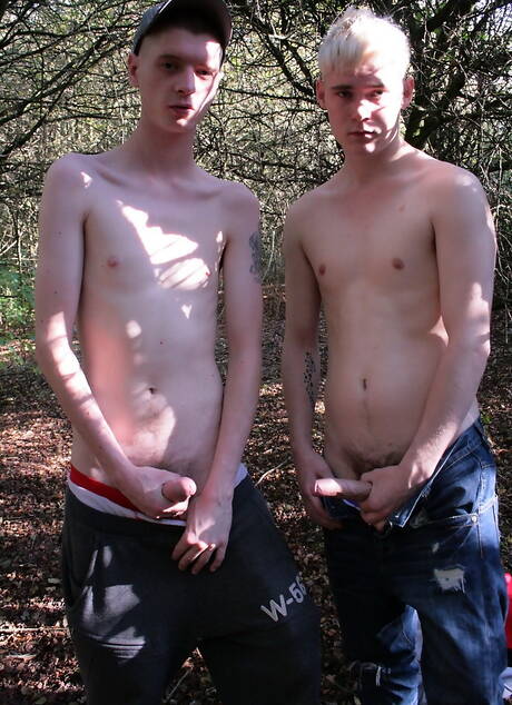 Ogier Lucas Harvey i umięśniony Keiron Jones ruchają się w dupę po obciąganiu na zewnątrz