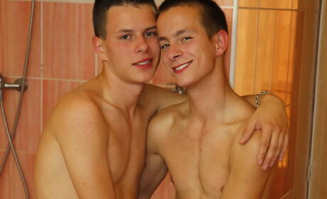 Tsjechische twink Sam Brooks en jonge jongen Toby Dixon in een blowjob-scène onder de douche