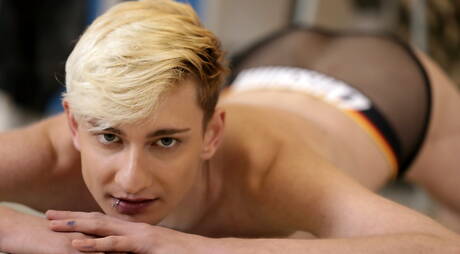 Nathan Dale, Oscar Hart i Shane Barret obciągają i ruchają się nawzajem