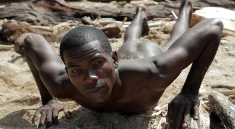 Der schwarze Strongman Devon Lebron und der heiße tschechische Twink Mike James bei heißer interracial Arschfick-Action nach einem Strandspaziergang