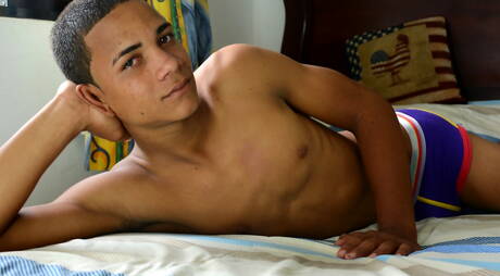 O jovem latino Adrian Rivers e o lindo garoto Manuel Emilio em um amor interracial