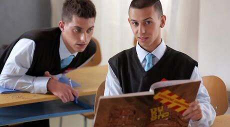 Alan Benfelen, Darko, Jace Reed, Ryan, Sam in una scena di sesso di gruppo