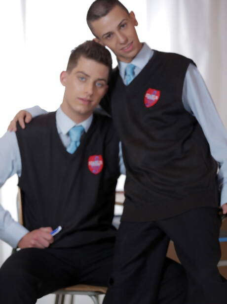 Alan Benfelen, Darko, Jace Reed, Ryan, Sam in una scena di sesso di gruppo