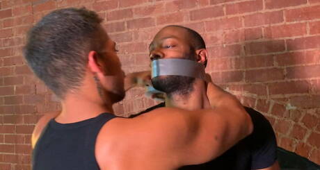 Der schwarze Kraftprotz August Alexander und der Hengst Santino Cruz in einer Bondage-Sexszene