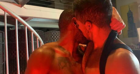 Der schwarze Kraftprotz August Alexander und der Hengst Santino Cruz in einer Bondage-Sexszene