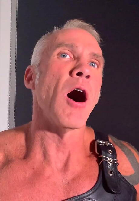 Al galán estadounidense Dallas Steele le gusta que lo dominen y lo humillen.