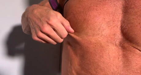 Al galán estadounidense Dallas Steele le gusta que lo dominen y lo humillen.