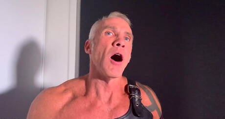 Al galán estadounidense Dallas Steele le gusta que lo dominen y lo humillen.