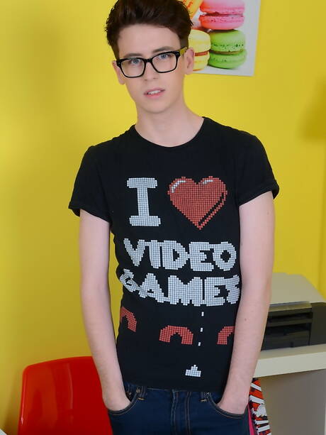 Der englische Junge Louis Blakeson und der gut gebaute Lucius York ficken nach dem Blowjob