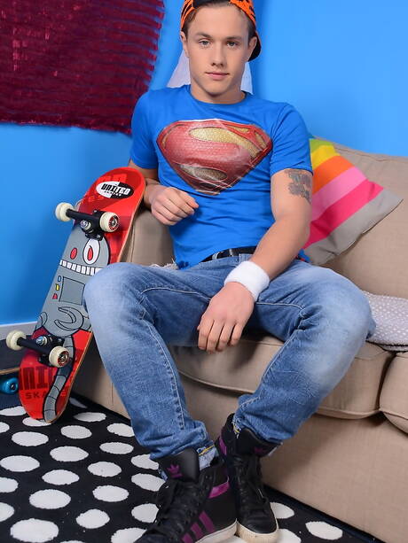 拉脫維亞小伙子Billy Rubens和英國大力士Mickey Taylor猛幹屁股