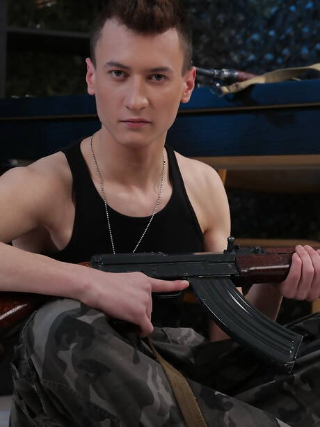 Podnieceni kumple Boris Orla, Jace Reed i Tim Law obciągają i ruchają się nawzajem