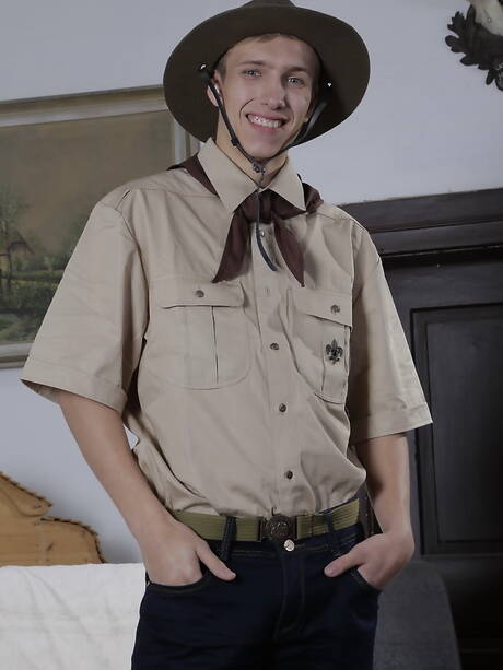 Twink scout geje z dużymi penisami kochają seks grupowy