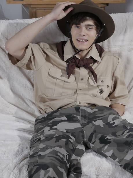 Twink scout geje z dużymi penisami kochają seks grupowy