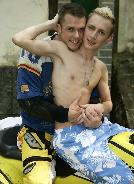 Il muscoloso ceco Johan Volny e il giovane e sexy Alan Hill fanno sesso anale all