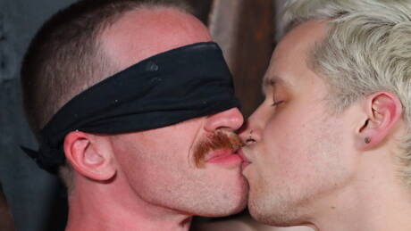 Amerykański twardziel Nate Stetson i twardziel Dakota Preston wiązani liną