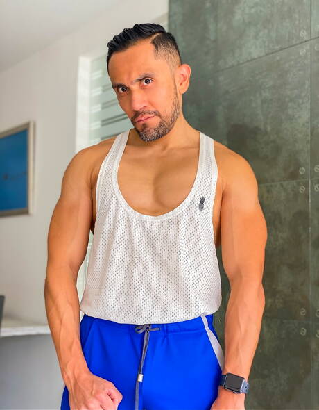 Eddie Aguilar und der haarige Ebenholzhengst Zario Travezz lutschen und ficken sich gegenseitig