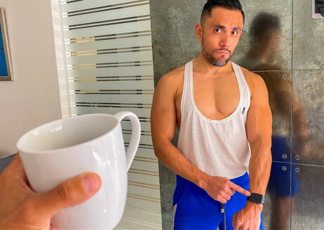 Eddie Aguilar und der haarige Ebenholzhengst Zario Travezz lutschen und ficken sich gegenseitig