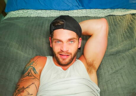 Hunk King Scot suck the cock outside