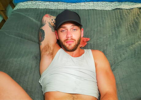 Der Hunk King Scot lutscht draußen den Schwanz