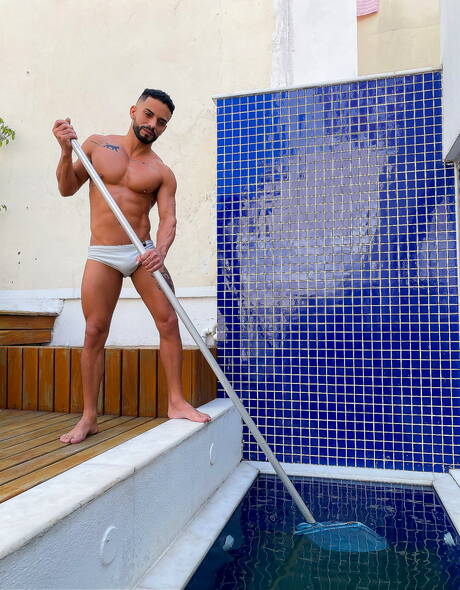 Canadese husky-man Manuel Skye en Ramon Souza in hete homoseksuele actie bij het zwembad